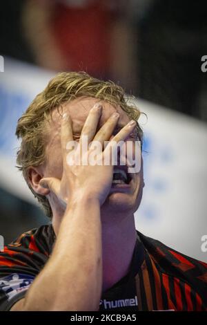 Gisli Thorgeir Kristjansson viene ferito durante l'incontro LIQUI MOLY Handball-Bundesliga tra SC Magdeburg e Fuechse Berlin al GETEC-Arena il 21 marzo 2021 a Magdeburgo, Germania. (Foto di Peter Niedung/NurPhoto) Foto Stock