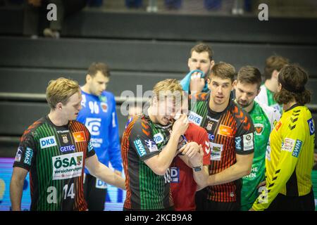 Gisli Thorgeir Kristjansson viene ferito durante l'incontro LIQUI MOLY Handball-Bundesliga tra SC Magdeburg e Fuechse Berlin al GETEC-Arena il 21 marzo 2021 a Magdeburgo, Germania. (Foto di Peter Niedung/NurPhoto) Foto Stock