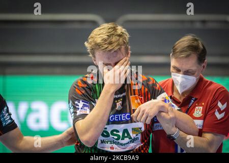 Gisli Thorgeir Kristjansson viene ferito durante l'incontro LIQUI MOLY Handball-Bundesliga tra SC Magdeburg e Fuechse Berlin al GETEC-Arena il 21 marzo 2021 a Magdeburgo, Germania. (Foto di Peter Niedung/NurPhoto) Foto Stock