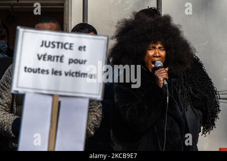 ASSA Traore durante una manifestazione contro il razzismo, la violenza della polizia e contro le leggi sulla sicurezza globale a Parigi, in Francia, il 20 marzo 2021. (Foto di Jerome Gilles/NurPhoto) Foto Stock