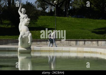 Le persone approfittano della stagione primaverile per praticare attività all'aperto al Parco Eduardo VII di Lisbona. Marzo 21, 2021. Il bollettino epidemiologico della direzione generale della salute (DGS) registra 450 nuovi casi di COVID-19, nonché il numero più basso di decessi registrati in Portogallo fino ad oggi sabato 20 marzo, con 6 morti. (Foto di Jorge Mantilla/NurPhoto) Foto Stock