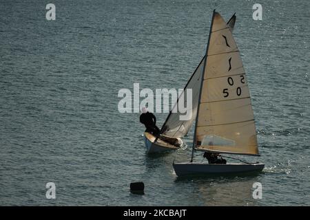 I marinai esercitano le loro abilità nel porto di Dún Laoghaire, vicino al Molo Ovest, durante il blocco del livello 5 del Covid-19. Domenica 21 marzo 2021 a Dublino, Irlanda. (Foto di Artur Widak/NurPhoto) Foto Stock