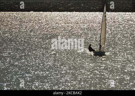 Un marinaio che pratica nel porto di Dún Laoghaire, vicino al Molo Ovest, durante il blocco del livello 5 Covid-19. Domenica 21 marzo 2021 a Dublino, Irlanda. (Foto di Artur Widak/NurPhoto) Foto Stock