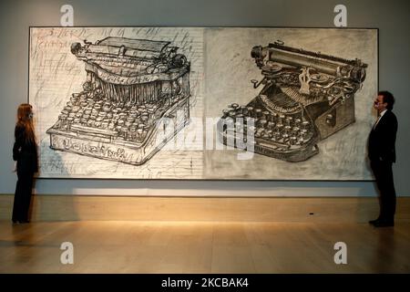 I membri del personale si pongono con le 'grandi macchine da scrivere', dell'artista sudafricano William Kentridge, stimato a GBP350.000-550.000, durante un'anteprima stampa per la prossima vendita della settimana del 20/21° secolo alla casa d'aste Bonhams di Londra, Inghilterra, il 22 marzo 2021. La vendita si svolge alla fine di questa settimana, il 24-25 marzo. (Foto di David Cliff/NurPhoto) Foto Stock