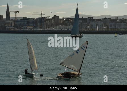 I marinai esercitano le loro abilità nel porto di Dún Laoghaire, vicino al Molo Ovest, durante il blocco del livello 5 del Covid-19. Domenica 21 marzo 2021 a Dublino, Irlanda. (Foto di Artur Widak/NurPhoto) Foto Stock