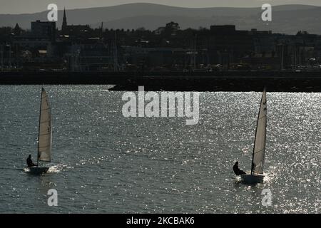 I marinai esercitano le loro abilità nel porto di Dún Laoghaire, vicino al Molo Ovest, durante il blocco del livello 5 del Covid-19. Domenica 21 marzo 2021 a Dublino, Irlanda. (Foto di Artur Widak/NurPhoto) Foto Stock