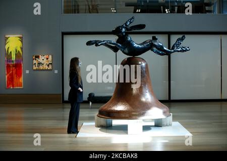 Un membro del personale si pone con 'Harebell sui moli di pietra di Portland', dall'artista gallese Barry Flanagan, valutato a GBP300.000-500.000, durante un'anteprima di stampa per la prossima vendita della settimana del 20/21 secolo alla casa d'aste di Bonhams a Londra, Inghilterra, il 22 marzo 2021. La vendita si svolge alla fine di questa settimana, il 24-25 marzo. (Foto di David Cliff/NurPhoto) Foto Stock