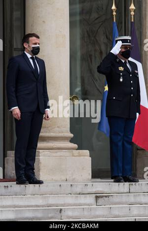 Il presidente francese Emmanuel Macron attende l'arrivo del primo ministro albanese Edi Rama per un pranzo di lavoro al Palazzo Elysee, a Parigi, il 22 marzo 2021. (Foto di Andrea Savorani Neri/NurPhoto) Foto Stock