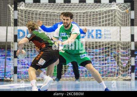 Gisli Thorgeir Kristjansson (a sinistra) di SC Magdeburg è attaccato da Marko Kopljar (a destra) di Fuechse Berlin durante la partita LIQUI MOLY Handball-Bundesliga tra SC Magdeburg e Fuechse Berlin a GETEC-Arena il 21 marzo 2021 a Magdeburgo, Germania. (Foto di Peter Niedung/NurPhoto) Foto Stock