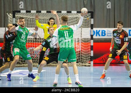 (Da destra a sinistra) Piotr Chrapkowski di Magdeburgo, Lasse Bredekjaer Andersson di Berlino, Omar Ingi Magnusson di Magdeburgo, Mijajlo Marsenic di Berlino e Tim Hornke di Magdeburgo durante l'incontro LIQUI MOLY Handball-Bundesliga tra SC Magdeburg e Fuechse Berlin presso la GETEC-Arena di Magdeburgo, in Germania, il 21 marzo 2021. (Foto di Peter Niedung/NurPhoto) Foto Stock