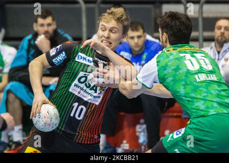 Gisli Thorgeir Kristjansson (a sinistra) di SC Magdeburg è attaccato da Marko Kopljar di Fuechse Berlin durante la partita LIQUI MOLY Handball-Bundesliga tra SC Magdeburg e Fuechse Berlin a GETEC-Arena il 21 marzo 2021 a Magdeburgo, Germania. (Foto di Peter Niedung/NurPhoto) Foto Stock