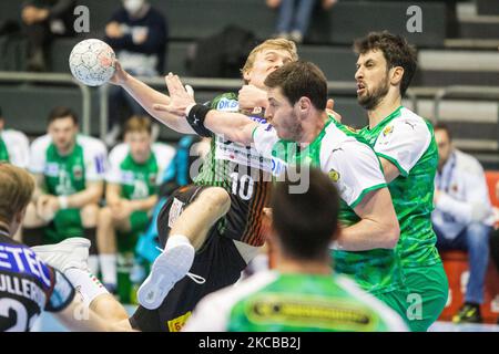 Gisli Thorgeir Kristjansson (a sinistra) di Magdeburgo viene attaccato da Marko Kopljar (a destra) e Mijajlo Marsenic (secondo da destra) di Berlino durante l'incontro LIQUI MOLY Handball-Bundesliga tra SC Magdeburg e Fuechse Berlin alla GETEC-Arena il 21 marzo 2021 a Magdeburgo, Germania. (Foto di Peter Niedung/NurPhoto) Foto Stock