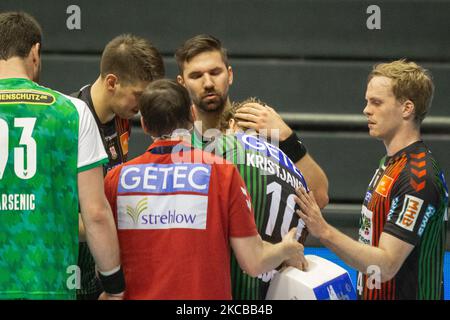 Fabian Wiede di Berlino aiuta Gisli Thorgeir Kristjansson di SC Magdeburg durante la partita LIQUI MOLY Handball-Bundesliga tra SC Magdeburg e Fuechse Berlin alla GETEC-Arena il 21 marzo 2021 a Magdeburgo, Germania. (Foto di Peter Niedung/NurPhoto) Foto Stock