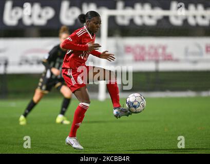 Lakeesha Eijken (11) di Standard nella foto durante una partita di calcio femminile tra Sporting Charleroi e Standard Femina de Liege il giorno 10th della stagione 2022 - 2023 del belga Lotto Womens Super League , venerdì 4 novembre 2022 a Marcinelle , Belgio . PHOTO SPORTPIX | DAVID CATRY Foto Stock