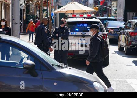 Gli ufficiali di polizia del NYPD sono visti pattugliare le strade di Chinatown a Manhattan il 22 marzo 2021 a seguito delle uccisioni di 8 persone di discendenza asiatica ad Atlanta, Georgia. (Foto di John Nacion/NurPhoto) Foto Stock