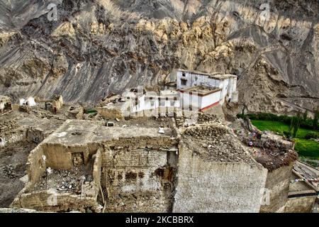 Resti del vecchio monastero di Lamayuru (Lamayuru Gompa) a Lamayuru, Ladakh, Jammu e Kashmir, India. Il vecchio monastero è parzialmente crollato e gran parte di esso è stato distrutto. Un nuovo monastero è stato costruito vicino sulla stessa cima della montagna. Il più antico edificio sopravvissuto a Lamayuru è un tempio chiamato Seng-ge-sgang, all'estremità meridionale della roccia di Lamayuru, che è attribuito al famoso costruttore-monaco Rinchen Zangpo (958-1055 CE). Rinchen Zangpo fu incaricato dal re di Ladakh di costruire 108 gompas. (Foto di Creative Touch Imaging Ltd./NurPhoto) Foto Stock