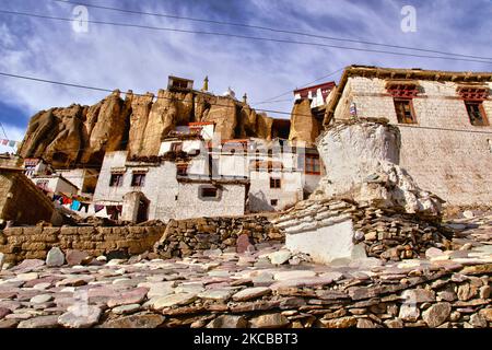 Monastero di Lamayuru (Lamayuru Gompa) a Lamayuru, Ladakh, Jammu e Kashmir, India. Il più antico edificio sopravvissuto a Lamayuru è un tempio chiamato Seng-ge-sgang, all'estremità meridionale della roccia di Lamayuru, che è attribuito al famoso costruttore-monaco Rinchen Zangpo (958-1055 CE). Rinchen Zangpo fu incaricato dal re di Ladakh di costruire 108 gompas. (Foto di Creative Touch Imaging Ltd./NurPhoto) Foto Stock