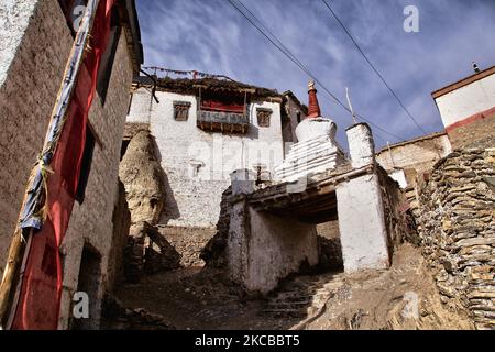 Monastero di Lamayuru (Lamayuru Gompa) a Lamayuru, Ladakh, Jammu e Kashmir, India. Il più antico edificio sopravvissuto a Lamayuru è un tempio chiamato Seng-ge-sgang, all'estremità meridionale della roccia di Lamayuru, che è attribuito al famoso costruttore-monaco Rinchen Zangpo (958-1055 CE). Rinchen Zangpo fu incaricato dal re di Ladakh di costruire 108 gompas. (Foto di Creative Touch Imaging Ltd./NurPhoto) Foto Stock