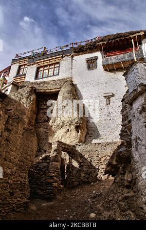 Monastero di Lamayuru (Lamayuru Gompa) a Lamayuru, Ladakh, Jammu e Kashmir, India. Il più antico edificio sopravvissuto a Lamayuru è un tempio chiamato Seng-ge-sgang, all'estremità meridionale della roccia di Lamayuru, che è attribuito al famoso costruttore-monaco Rinchen Zangpo (958-1055 CE). Rinchen Zangpo fu incaricato dal re di Ladakh di costruire 108 gompas. (Foto di Creative Touch Imaging Ltd./NurPhoto) Foto Stock