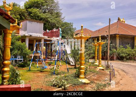 Piccolo parco giochi all'esterno del Tempio di Keerimalai Kassi Wisvanathar a Keerimalai, Jaffna, Sri Lanka. (Foto di Creative Touch Imaging Ltd./NurPhoto) Foto Stock