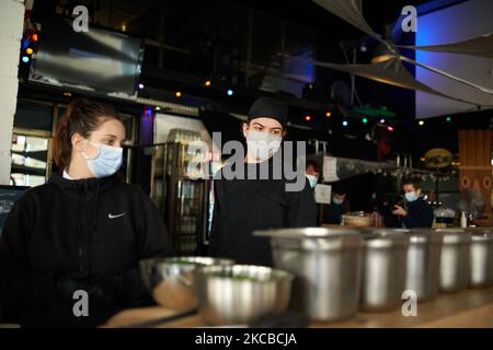 Chef e volontari preparano i pasti. Per una settimana, gli chef di diversi ristoranti di Tolosa hanno deciso di offrire pasti gratuiti ed equilibrati agli studenti danneggiati dalla precarietà e dalla povertà. Mentre la pandemia del Covid-19 prende il suo tributo, migliaia di studenti hanno perso lavori precari e hanno bisogno di cibo. Così il bar 'Connexion Live' ha deciso con Rodolphe Lafarge (creatore della sfida Takeaway) in associazione con diversi chef a Tolosa e nelle vicinanze per offrire un pasto equilibrato al giorno agli studenti. Per ora, almeno 1.200 studenti si sono arruolati per avere questi pasti. Tutto il cibo è fresco e preparato il sam Foto Stock