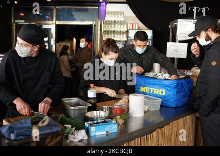 Chef e volontari preparano i pasti. Per una settimana, gli chef di diversi ristoranti di Tolosa hanno deciso di offrire pasti gratuiti ed equilibrati agli studenti danneggiati dalla precarietà e dalla povertà. Mentre la pandemia del Covid-19 prende il suo tributo, migliaia di studenti hanno perso lavori precari e hanno bisogno di cibo. Così il bar 'Connexion Live' ha deciso con Rodolphe Lafarge (creatore della sfida Takeaway) in associazione con diversi chef a Tolosa e nelle vicinanze per offrire un pasto equilibrato al giorno agli studenti. Per ora, almeno 1.200 studenti si sono arruolati per avere questi pasti. Tutto il cibo è fresco e preparato il sam Foto Stock