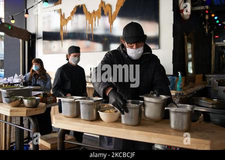 Chef e volontari preparano i pasti. Per una settimana, gli chef di diversi ristoranti di Tolosa hanno deciso di offrire pasti gratuiti ed equilibrati agli studenti danneggiati dalla precarietà e dalla povertà. Mentre la pandemia del Covid-19 prende il suo tributo, migliaia di studenti hanno perso lavori precari e hanno bisogno di cibo. Così il bar 'Connexion Live' ha deciso con Rodolphe Lafarge (creatore della sfida Takeaway) in associazione con diversi chef a Tolosa e nelle vicinanze per offrire un pasto equilibrato al giorno agli studenti. Per ora, almeno 1.200 studenti si sono arruolati per avere questi pasti. Tutto il cibo è fresco e preparato il sam Foto Stock