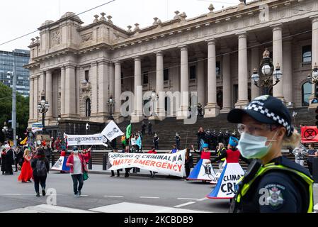 I dimostranti si esibiscono al di fuori del Parlamento vittoriano durante una dimostrazione organizzata da un gruppo di movimento ambientale globale Extinction Rebellion a Melbourne, Australia, mercoledì 24 marzo 2021. Il gruppo attivista Extinction Rebellion sta organizzando una serie di eventi nelle capitali australiane, le dimostrazioni a Melbourne sono previste per durare 6 giorni, incoraggiando l'azione su questioni ambientali. (Foto di Mikko Robles/NurPhoto) Foto Stock