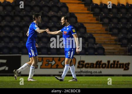 Colchesters Tommy Smith festeggia con il marcatore Harry Pell durante la partita della Sky Bet League 2 tra Colchester United e Tranmere Rovers al Weston Homes Community Stadium di Colchester martedì 23rd marzo 2021. (Foto di ben Pooley/MI News/NurPhoto) Foto Stock