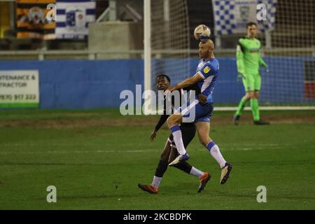 Jay Matete di Grimsby Town contesta un header con Jason Taylor di Barrow durante la partita della Sky Bet League 2 tra Barrow e Grimsby Town a Holker Street, Barrow-in-Furness martedì 23rd marzo 2021. (Foto di Mark Fletcher/MI News/NurPhoto) Foto Stock