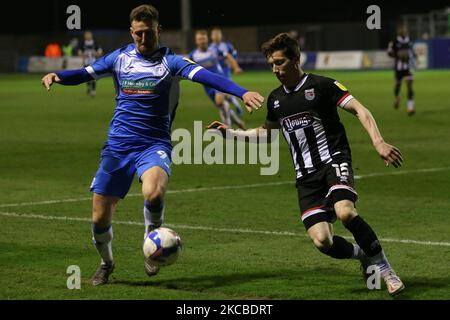 Scott Quigley di Barrow in azione con Harry Clifton di Grimsby Town durante la partita della Sky Bet League 2 tra Barrow e Grimsby Town presso Holker Street, Barrow-in-Furness martedì 23rd marzo 2021. (Foto di Mark Fletcher/MI News/NurPhoto) Foto Stock