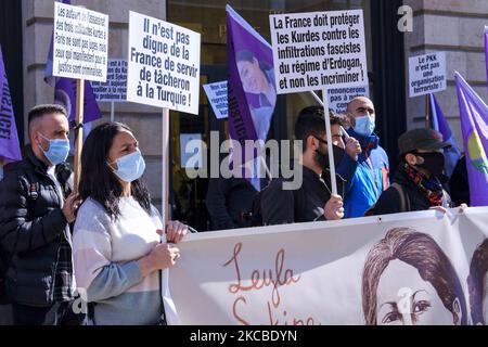 La gente partecipa a una manifestazione per tre attivisti curdi uccisi a Parigi il 24 marzo 2021. Dopo la confessione di Ismail Hakk? Pekin, ex capo del Dipartimento di intelligenza generale dell'esercito turco, in merito alla morte di attivisti curdi a Parigi, Il Consiglio democratico curdo di Francia si è riunito presso il Ministero della Giustizia per chiedere alle autorità francesi di declassificare le informazioni in possesso dei servizi di intelligence in merito all'assassinio a Parigi, il 9 gennaio 2013, di attivisti sakine Cansiz, Fidan Dogan e Leyla Saylemez. (Foto di Vincent Koebel/NurPh Foto Stock