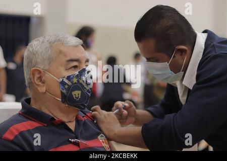 Un adulto più anziano è immunizzato con il Sinovac biologico presso le strutture della Scuola preparatoria Nazionale No. 5 José Vasconcelos dell'Università Nazionale Autonoma del Messico, situato nel distretto di Tlalpan di Città del Messico, durante l'emergenza sanitaria COVID-19 e il semaforo epidemiologico arancione nella capitale. (Foto di Gerardo Vieyra/NurPhoto) Foto Stock