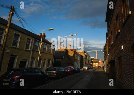 Vista delle gru su un cantiere visto dalla zona di Portobello di Dublino. Giovedì 25 marzo 2021 a Dublino, Irlanda. (Foto di Artur Widak/NurPhoto) Foto Stock