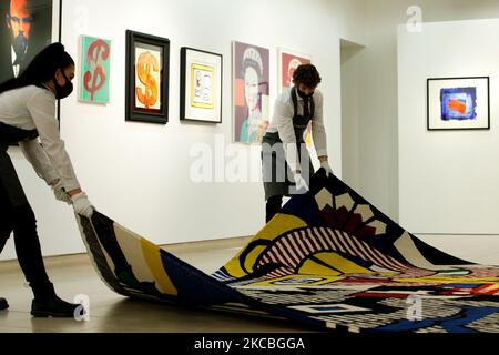 I gestori d'arte posano l'arazzo di lana 'Amerind Landscape', dell'artista americano Roy Lichtenstein, stimato a GBP12.000-18.000, durante un'anteprima alla casa d'aste di Christie a Londra, in Inghilterra, il 26 marzo 2021. (Foto di David Cliff/NurPhoto) Foto Stock