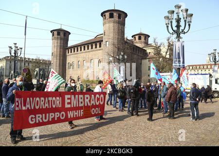 Gli operai degli ex operai di Embraco (gruppo Whirlpool) protestano davanti alla Prefettura contro i salari non pagati e il silenzio del governo italiano il 26 marzo 2021 a Torino. (Foto di Massimiliano Ferraro/NurPhoto) Foto Stock