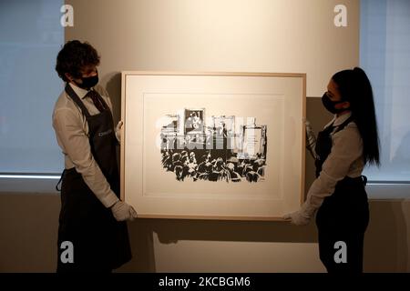 I gestori d'arte posano tenere 'morons (White)', dell'artista britannico Banksy, stimato a GBP40.000-60.000, durante un'anteprima alla casa d'aste di Christie a Londra, in Inghilterra, il 26 marzo 2021. (Foto di David Cliff/NurPhoto) Foto Stock