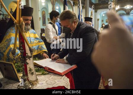 Christos Kavalis Presidente della Comunità greca al Cairo firma le celebrazioni per i 200 anni della Rivoluzione greca nella Chiesa ortodossa dei Santi Costantino ed Elena il 25 marzo 2021, il Cairo, Egitto (Foto di Vassilis A. Poularikas/NurPhoto) Foto Stock