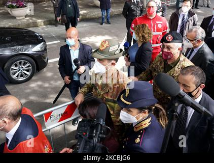 Il generale Francesco Paolo Figliuolo, commissario straordinario per l'emergenza Covid-19, si è recato presso il centro di vaccinazione di Messina. (Foto di Gabriele Maricchiolo/NurPhoto) Foto Stock