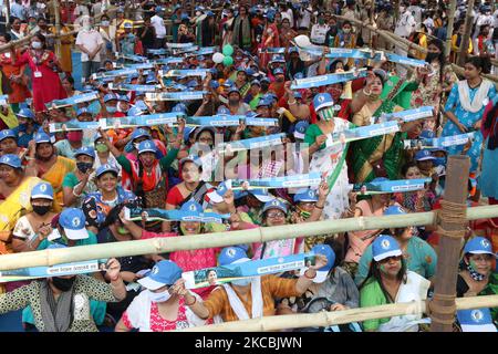 Le donne frequentano il Capo Ministro del Bengala Occidentale e Supremo del Congresso di Trinamool Mamata Banerjee elezione Campeggio Rally davanti alle elezioni dell'Assemblea del Bengala Occidentale ad Howrah nel Bengala Occidentale, India il 27,2021 Marzo (Foto di Debajyoti Chakraborty/NurPhoto) Foto Stock