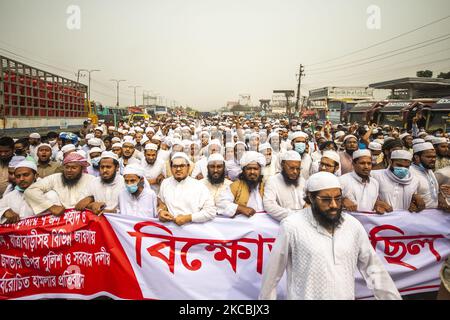 Gli attivisti dell'Hefazat-e Islam, camminano lungo una strada durante una manifestazione a Dhaka il 27 marzo 2021, il giorno dopo uno scontro mortale con la polizia durante una protesta contro il primo ministro indiano Narendra modi in visita in Bangladesh. (Foto di Ahmed Salahuddin/NurPhoto) Foto Stock