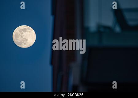 La Luna vista dalla città olandese di Eindhoven. Il satellite naturale della terra è nella fase di Waxing Gibbous, prima di diventare pieno. La Luna piena di Marzo è chiamata anche Luna di Worm e raggiunge la massima illuminazione Domenica 28 Marzo 2021. Eindhoven, Paesi Bassi il 27 marzo 2021 (Foto di Nicolas Economou/NurPhoto) Foto Stock