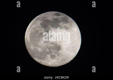 La Luna vista dalla città olandese di Eindhoven. Il satellite naturale della terra è nella fase di Waxing Gibbous, prima di diventare pieno. La Luna piena di Marzo è chiamata anche Luna di Worm e raggiunge la massima illuminazione Domenica 28 Marzo 2021. Eindhoven, Paesi Bassi il 27 marzo 2021 (Foto di Nicolas Economou/NurPhoto) Foto Stock