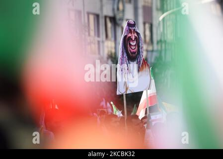 Teheran, Iran. 04th Nov 2022. Un dimostratore pro-governo iraniano tiene in mano una caricatura di Mohammed bin Salman al Saud durante una manifestazione davanti all'ex ambasciata degli Stati Uniti a Teheran, Iran, venerdì 4 novembre 2022. L'Iran ha segnato venerdì 1979 l'acquisizione dell'ambasciata degli Stati Uniti a Teheran, mentre la sua teocrazia si trova di fronte a proteste a livello nazionale dopo la morte di una donna di 22 anni arrestata in precedenza dalla polizia morale del paese. (Foto di Sobhan Farajvan/Pacific Press) Credit: Pacific Press Media Production Corp./Alamy Live News Foto Stock