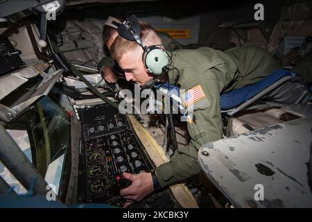 Un operatore del braccio studente che si prepara a rifornire un C-17A. Foto Stock