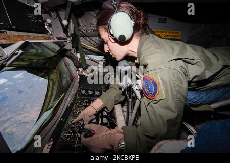 Un operatore del braccio effettua i controlli di routine dell'attrezzatura durante una missione di rifornimento. Foto Stock