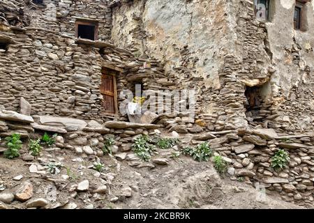 Vecchie case musulmane costruite con pietre alte nell'Himalaya nel villaggio di Parkachik a Zanskar, Ladakh, Jammu e Kashmir, India. (Foto di Creative Touch Imaging Ltd./NurPhoto) Foto Stock