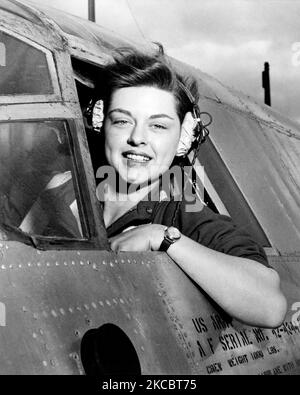 Un pilota dell'aeronautica militare femminile che guarda fuori dal suo finestrino prima del decollo durante la seconda guerra mondiale, 1943. Foto Stock