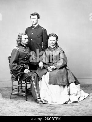 George Armstrong Custer si è seduto con sua moglie, Elizabeth Bacon Custer e suo fratello, Thomas Custer, nel 1865. Foto Stock