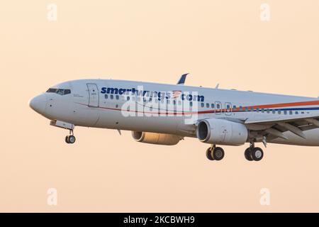 Un aeromobile SmartWings Boeing 737-800 visto atterrare alla magica ora d'oro durante il tramonto all'aeroporto internazionale olandese di Eindhoven EIN EHEH. Il volo arriva da Copenhagen CPH. L'aereo Boeing 738 ha la registrazione OK-TVU ed è alimentato da 2x motori a reazione CFMI. SmartWings, ex Travel Service è una compagnia aerea ceca low-cost per il tempo libero con sede a Praga, che opera voli di linea e charter, principalmente per vacanze e destinazioni di svago. Il traffico mondiale di passeggeri è diminuito a causa delle restrizioni sui viaggi e delle misure di sicurezza, come i blocchi e la quarantena Foto Stock